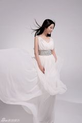 组图：刘媛媛仙境写真曝光 飞发白裙仙气飘飘