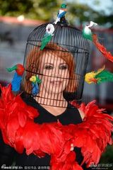 组图：设计师玛瑞恩鸡毛围巾鸟笼抢镜亮相