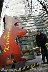 高清组图：柏林电影宫外忙碌不停 工作人员紧张布置