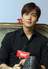 组图：李敏镐亮相成都可爱卖萌 黑衬衫帅气干净