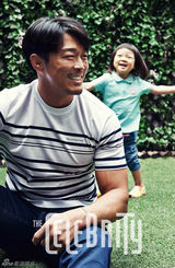 组图：秋成勋父女拍写真 不希望小爱快长大