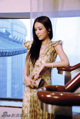 组图：张静初长发飘逸配名贵珠宝 再现复古风潮