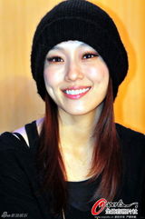 幻灯图：范玮琪助阵CBA开幕式 展露甜美笑容