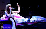 组图：安又琪开演唱会 穿透视人鱼装热舞性感十足