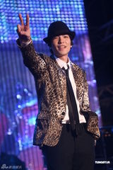 组图：萧敬腾豹纹西装百货开唱 祝福金曲入围歌手