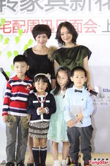 组图：周迅亮相上海优雅文静