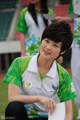 高清组图：李宇春献歌大运会 与志愿者同拍MV