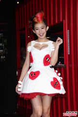 组图：郭书瑶红白短裙亮相 大露胸器秀性感