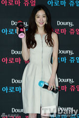 组图：韩星郑丽媛着淡雅连衣裙亮相品牌活动