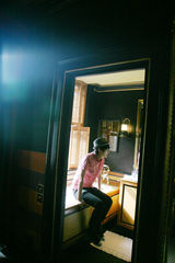 组图：李宇春英国旅行照曝光 阳光清新百变魅力