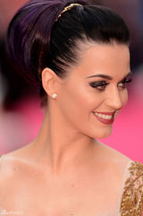 组图：凯蒂-佩里红蓝白假睫毛闪耀英国首映