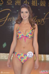 组图：宫雪花火红蕾丝扮Gaga抢镜 为亚姐支招