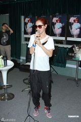 组图：薛凯琪练唱腰患复发 杜汶泽为好友撇工作