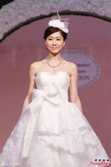 组图：胡定欣披婚纱走秀 曝男友仍未求婚