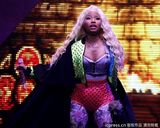 组图：麻辣鸡个唱粉丝强行上台 与保镖激烈扭打