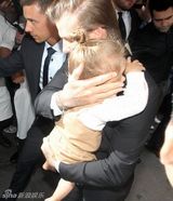 组图：小贝抱女撑场贝嫂时装秀 奶爸范温馨有爱