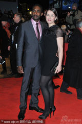 幻灯图集：《捉刀手》首映 准妈妈助阵布鲁斯南