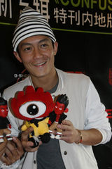 组图：陈冠希上海签售新专辑 畅谈复出后心路历程