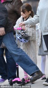 组图：小苏瑞骑滑板车放学 长款毛衣俏皮可爱