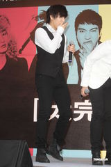 组图：SJ-M台北签唱会 兄弟情深互喂台湾小吃