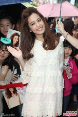 组图：陈庭妮小型庆生会 笑称要胡宇崴送礼物