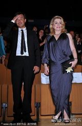 高清图：《傀儡》首映 凯瑟琳-德纳芙大派香吻