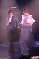 组图：雷颂德个唱献歌儿子 郑秀文助阵掀高潮