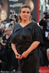 组图：评审团嘉莉黑衣遮肚现身威尼斯开幕红毯