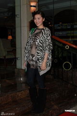 组图：钟镇涛生日携女亮相派对 谭咏麟叶童现身