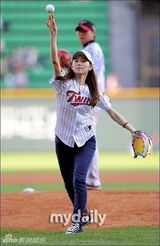 组图：韩国女艺人黄善熙担任棒球比赛开球嘉宾