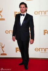 组图：艾美奖红毯 埃德加-拉米雷兹络腮胡微笑迷人