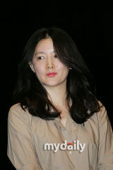 幻灯图集：李英爱婚后首度亮相 衣着朴素重返校园