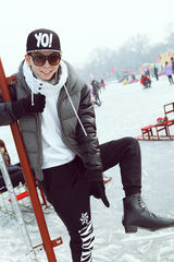 组图：胡夏现身露天冰场 传授驰骋冰场秘诀