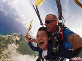 范逸臣赴关岛拍新歌MV 挑战4300米高空跳伞(图)
