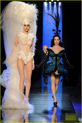 组图：脱衣舞娘蒂塔性感蝴蝶装走秀 展纤腰巨乳