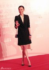 组图：小宋佳裙装助阵嫣然慈善晚宴