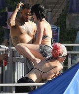 组图：凯蒂-佩里戏水泳裤不慎滑落露丰臀