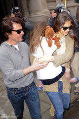 组图：汤姆-克鲁斯一家逛超市 阿汤哥疑被晒伤