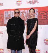 高清：周韵纯色亮相 白裙恬静黑衣典雅