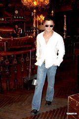 高清组图：周诗雅新碟发布秀浅沟 吴京黑超现身支持