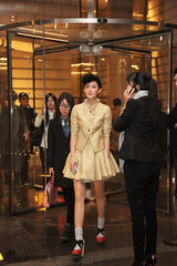 组图：陈燃亮相某名品发布会 金色蓬蓬裙诠释哥特范