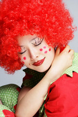 组图：江一燕小丑写真百变心情 银幕素描80后小妞