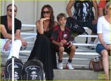 组图：贝嫂维多利亚携女观战儿子球赛