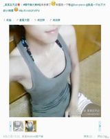 组图：微博平胸大赛走红 妹子胸部被当鼠标垫