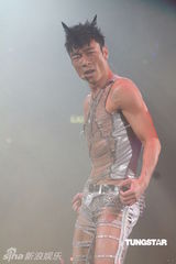 组图：许志安出道25周年红馆开唱 郑秀文捧场