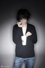 组图：李媛烟熏颓废写真 裸背上阵挑战性感