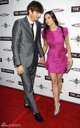 幻灯图集：黛米-摩尔新片首映 小丈夫和女儿捧场