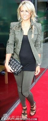 幻灯图：英格兰太太团14金花斗艳 巨乳长腿比拼