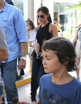 组图：贝嫂维多利亚单手抱爱女小七现身