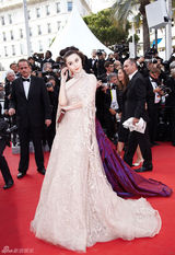 组图：范冰冰戛纳走秀 发髻复古蕾丝礼服妩媚优雅